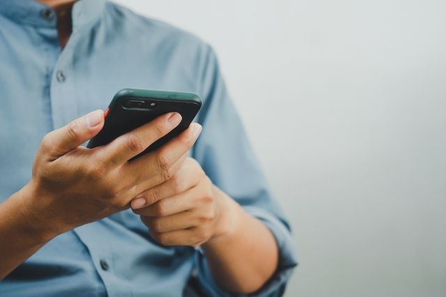 ホームページを作ったものの、成果が出ず悩んでいる男性