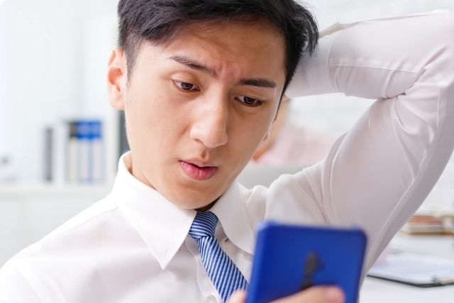 集客できないホームページに悩む男性