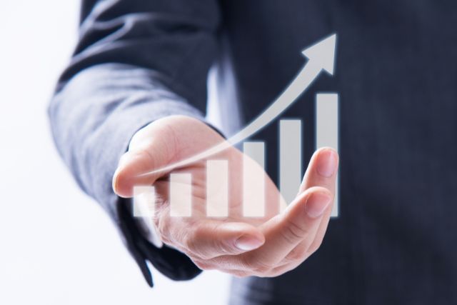 ホームページリニューアルによって検索順位が向上し、喜ぶビジネスマンの手